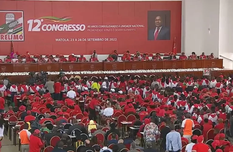 Cai pano do XII Congresso da FRELIMO