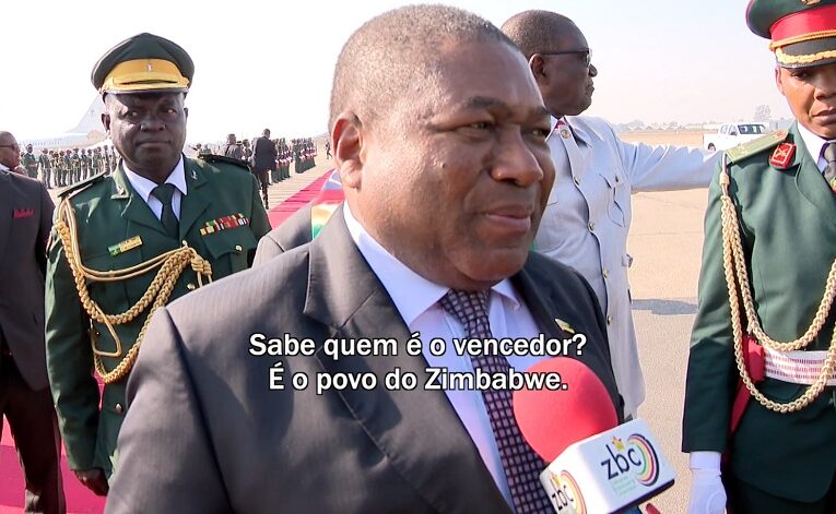 Nyusi na investidura de Emerson Mnangagwa no Zimbabwe