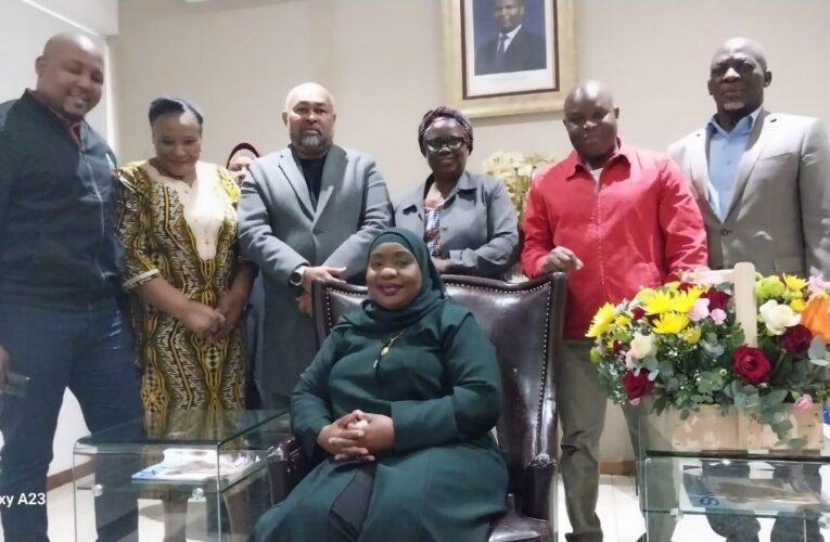Bancada Parlamentar da FRELIMO saúda Presidente da Assembleia da República, Margarida Talapa, no dia do seu aniversário