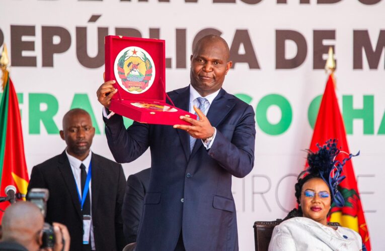 𝐒𝐚𝐮𝐝𝐚𝐜̧𝐚̃𝐨 𝐚𝐨 𝐂𝐚𝐦𝐚𝐫𝐚𝐝𝐚 𝐏𝐫𝐞𝐬𝐢𝐝𝐞𝐧𝐭𝐞 𝐝𝐚 𝐅𝐫𝐞𝐥𝐢𝐦𝐨 𝐞 𝐏𝐫𝐞𝐬𝐢𝐝𝐞𝐧𝐭𝐞 𝐝𝐚 𝐑𝐞𝐩𝐮́𝐛𝐥𝐢𝐜𝐚 𝐝𝐞 𝐌𝐨𝐜̧𝐚𝐦𝐛𝐢𝐪𝐮𝐞, 𝐃𝐚𝐧𝐢𝐞𝐥 𝐅𝐫𝐚𝐧𝐜𝐢𝐬𝐜𝐨 𝐂𝐡𝐚𝐩𝐨, 𝐩𝐨𝐫 𝐨𝐜𝐚𝐬𝐢𝐚̃𝐨 𝐝𝐨 𝐩𝐫𝐢𝐦𝐞𝐢𝐫𝐨 𝐚𝐧𝐨 𝐝𝐞 𝐠𝐨𝐯𝐞𝐫𝐧𝐚𝐜̧𝐚̃𝐨.