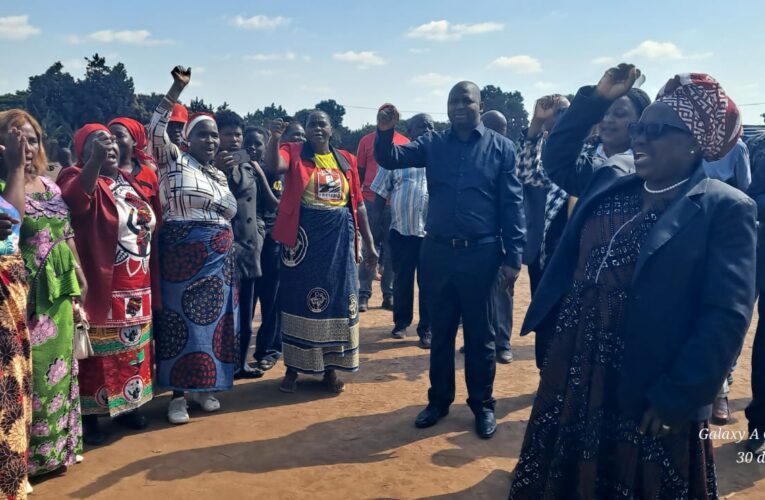 Os deputados da Bancada Parlamentar da FRELIMO pelo Círculo Eleitoral de Manica concluíram hoje os dois dias de trabalho nos distritos de Chimoio e Machaze , no âmbito das jornadas parlamentares de fiscalização e interação com as comunidades.